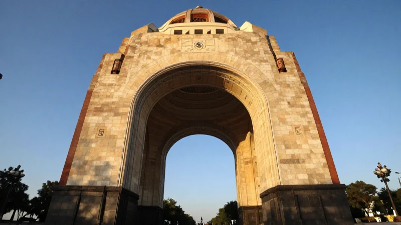 Cuáles son los Monumentos Históricos de Tijuana, México 3 Fotografía arquitectónica de un arco con rasgos mestizos