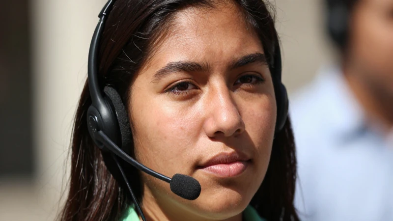 Cómo contactar al servicio al cliente de Megacable en Toluca 5 Mestizo de piel morena con headset
