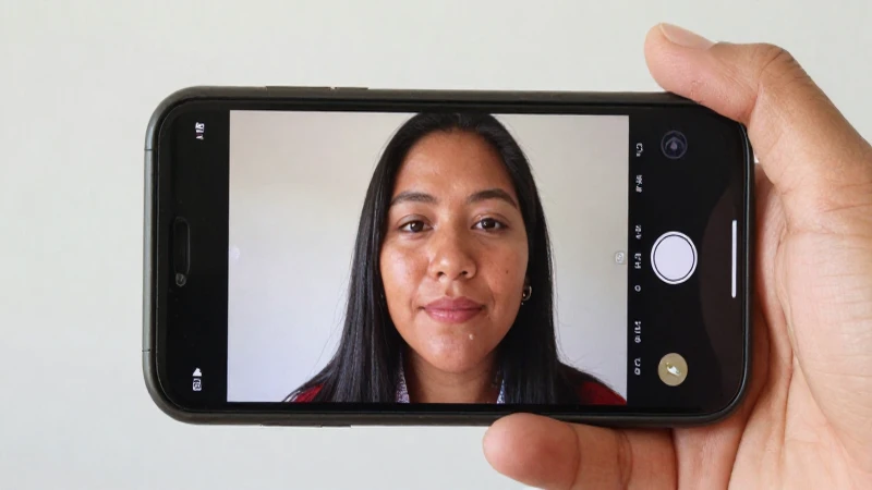 Retrato cálido y realista de una persona mestiza