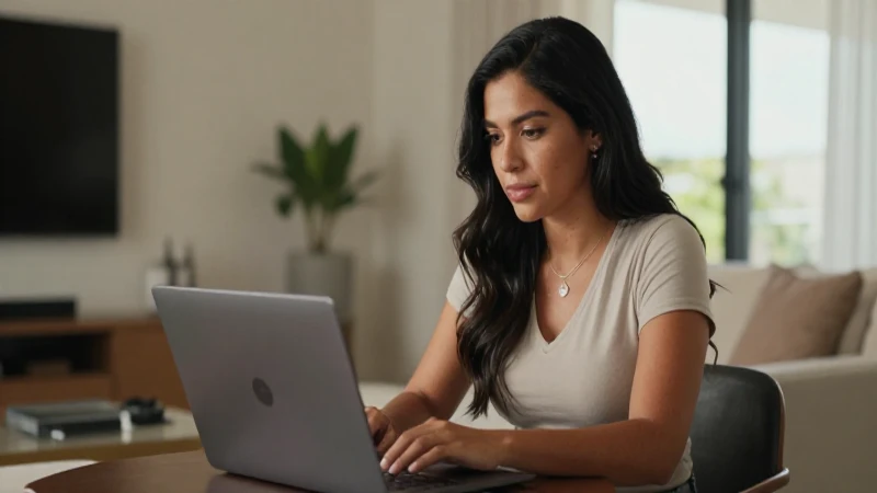 Qué ofrece Totalplay: paquetes, precios, canales y FAQ 5 Mujer mestiza, laptop, ambiente cálido y luminoso