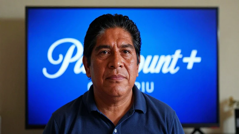 Persona mestiza observa Paramount Plus en televisión