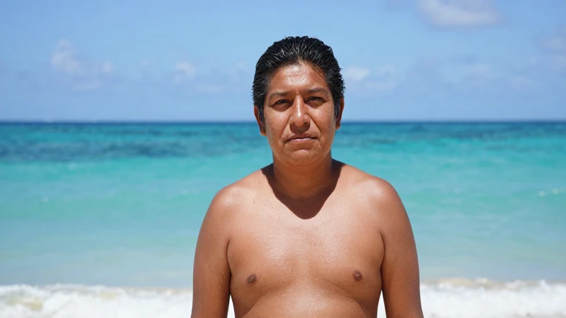 Mexicana, piel bronceada, mar caribeño turquesa