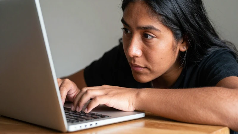 Joven mestiza, cálida luz, ambiente acogedor
