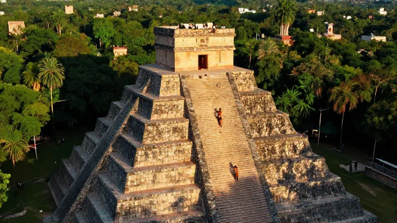 Pirámide Maya en Edzná, vista dorada y vibrante