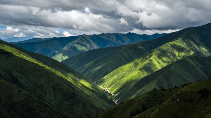 Paisaje montañoso vibrante y cinematográfico