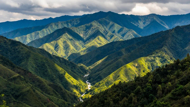Paisaje montañoso, colorido y dramático