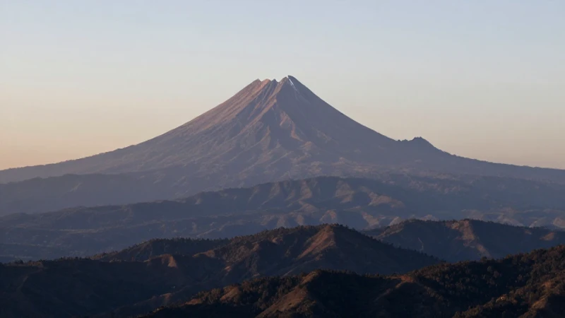 Relieves en Veracruz: Explora la Sierra y sus Secretos 7 Orizaba domina un paisaje panorámico y distante