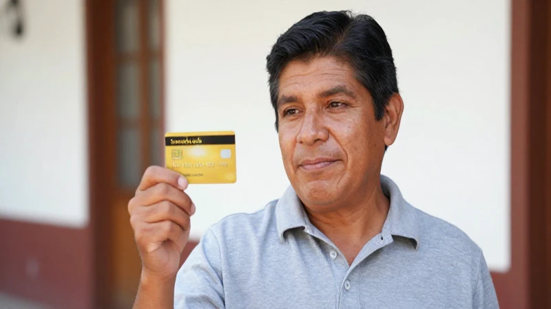 Joven mestiza sonríe con tarjeta en mano