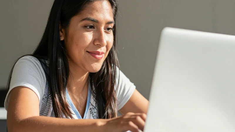 Cómo puedo contratar Internet Telmex en Tecamachalco 4 Mujer mestiza sonríe al usar su portátil