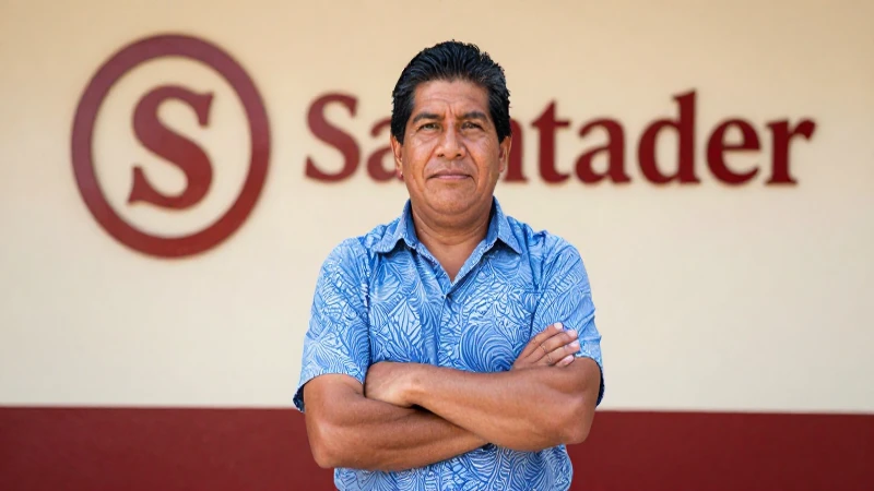 Información clave sobre SuperToken Santander en México 3 Mexicano con tez cálida, entorno bancario