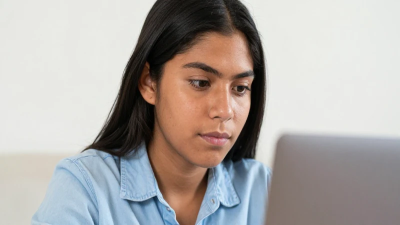 Cómo solicitar el Retiro por Desempleo en Afore Sura 3 Joven mestizo con laptop a la luz del sol