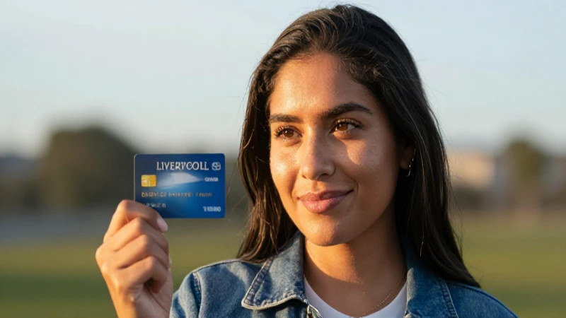 Cuál es la garantía de la Tarjeta Liverpool en México 4 Mujer mexicana sonríe bajo la luz dorada