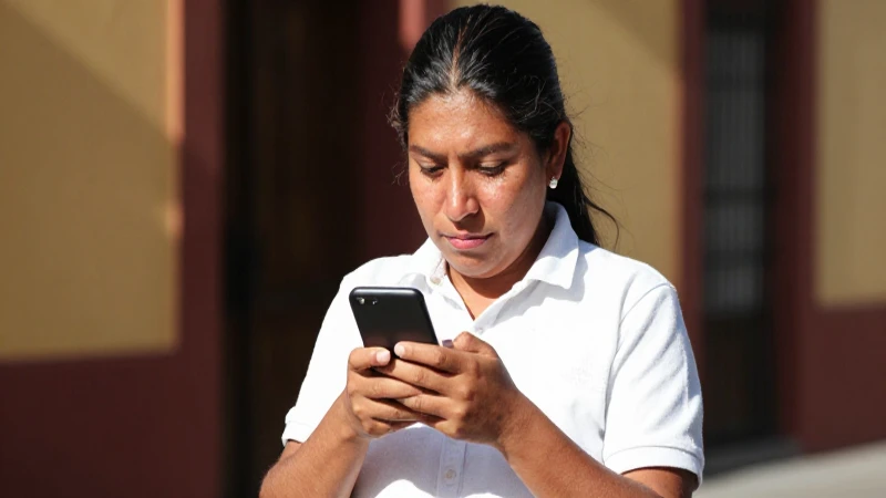 Teléfono Telmex Culiacán: Ofertas y Atención al Cliente 5 Mexicana, piel bronceada, con móvil, luz cálida