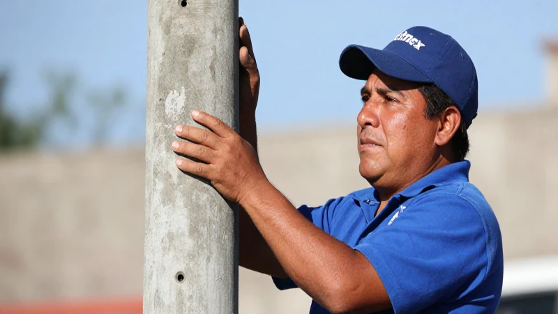 Técnico de Telmex trabaja a pleno sol