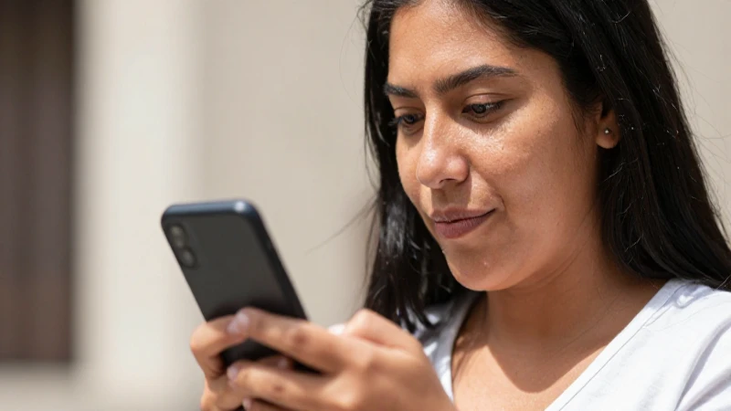 Cómo contratar Internet y conocer horarios de Telcel Tampico 5 Mujer mestiza usa un teléfono al sol