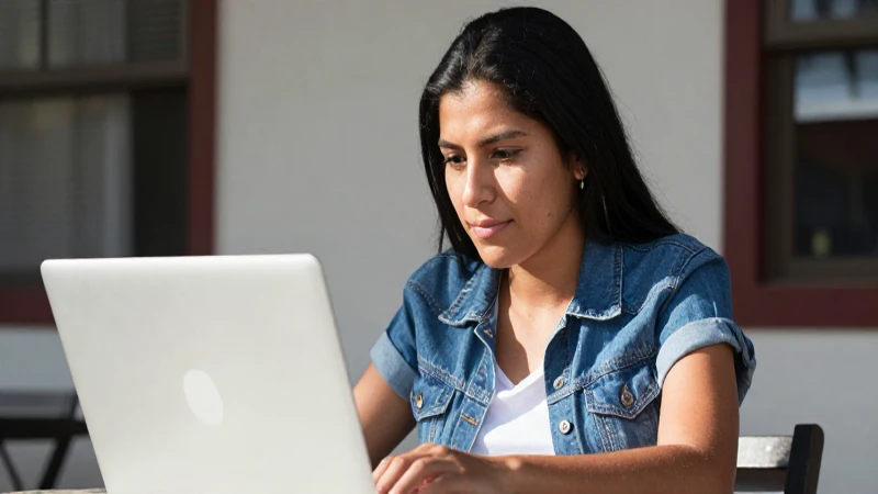 Joven mestiza observa el portátil al sol