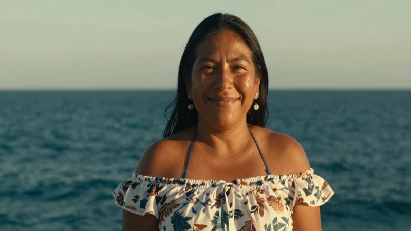 Sonriente mexicana, piel dorada, en la playa