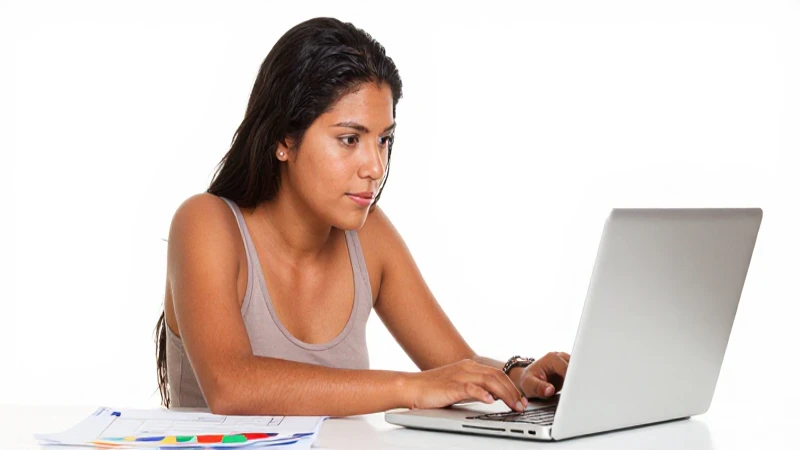 Mexicano mestizo trabaja en laptop con banderas