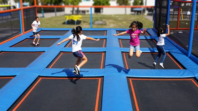 Niños Mestizos saltan felices bajo el sol