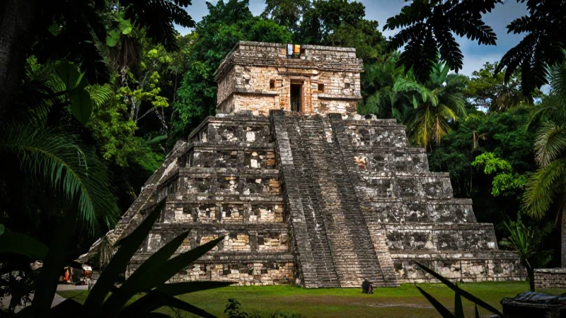 Mitos y LEYENDAS de CAMPECHE que NO CONOCES ¡Descúbrelas! 13 Estructura maya, selva exuberante, luz dramática