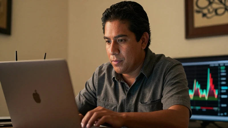 Mexicana, rostro mestizo, usando tecnología en casa